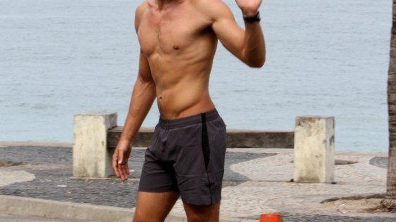 Cauã Reymond correndo no calçadão