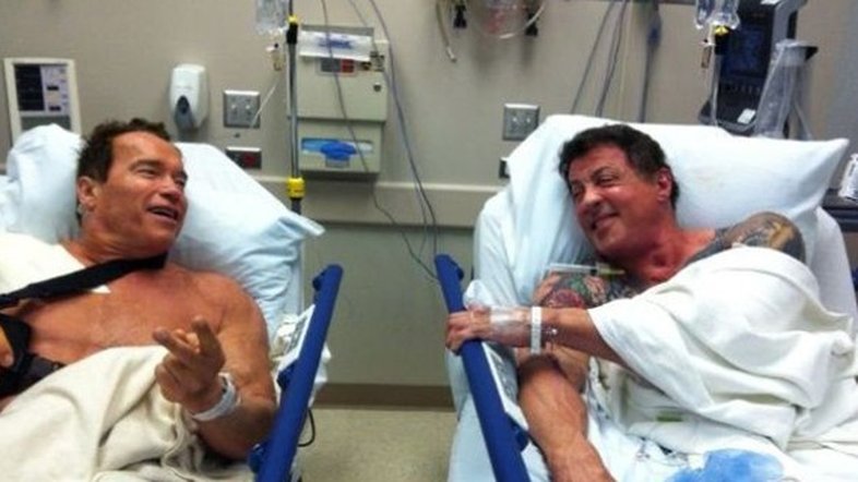 Schwarzenegger e Stallone: duros na queda