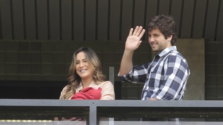 Claudia Leitte sai da maternidade