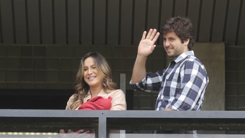 Claudia Leitte sai da maternidade