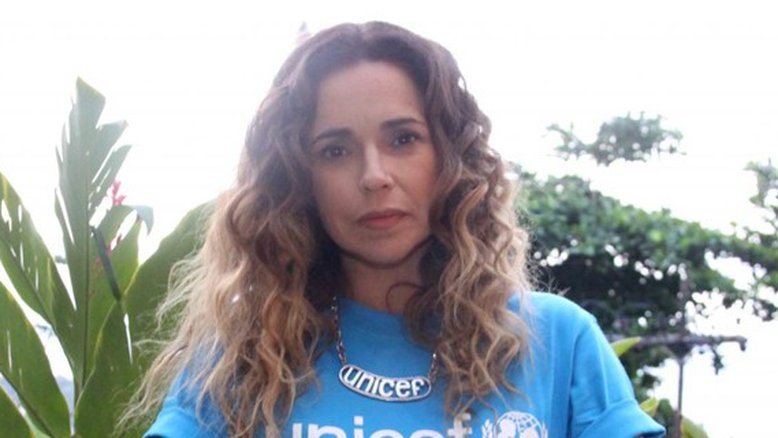 Daniela Mercury adota uma menina