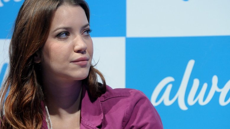 Nathalia Dill posta foto de beijo em Glamour Garcia: 'Transfobia é crime'