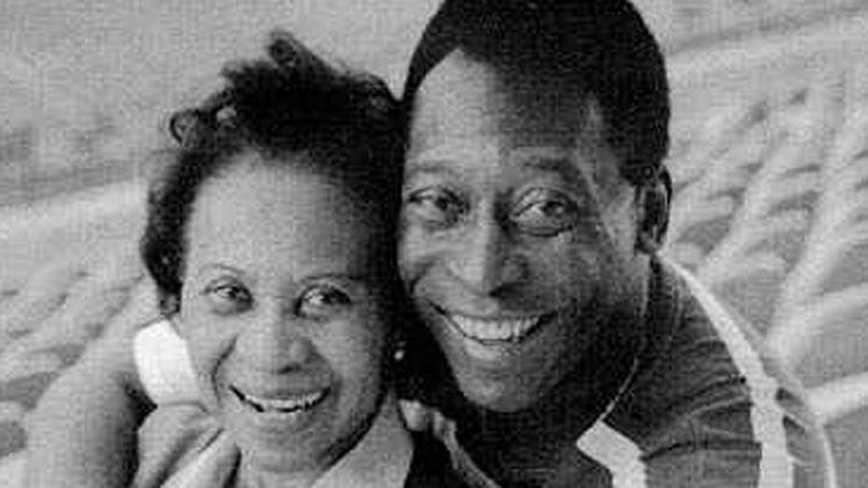 Pelé homenageia sua mãe