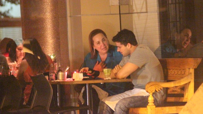 Claudia Jimenez janta com o namorado