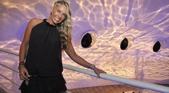 Adriane Galisteu renova com a Band