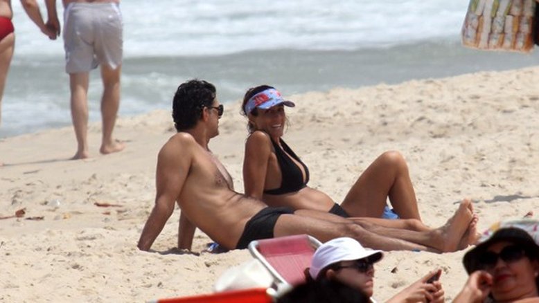 Du Moscovis e Cynthia Howlett na praia