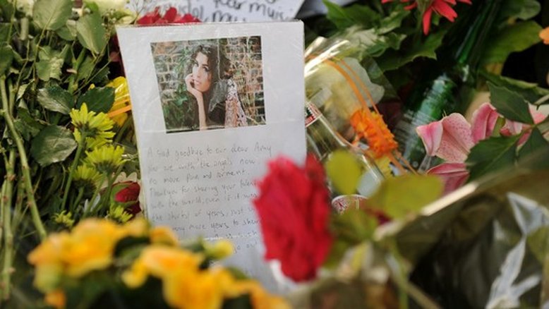 Estrelas lamentam a perda de Amy