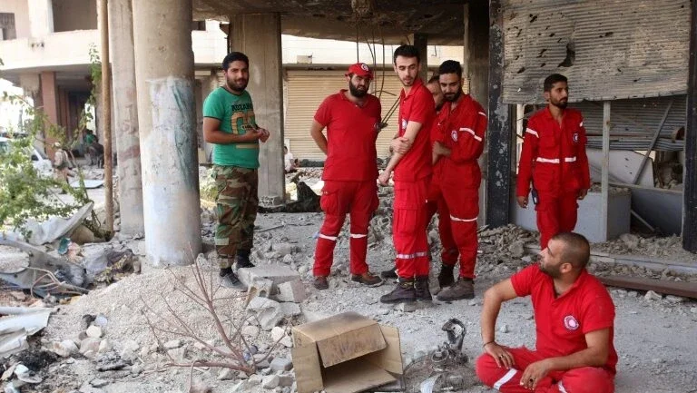 Rebeldes e suas famílias começam a evacuar cidade síria de Daraya
