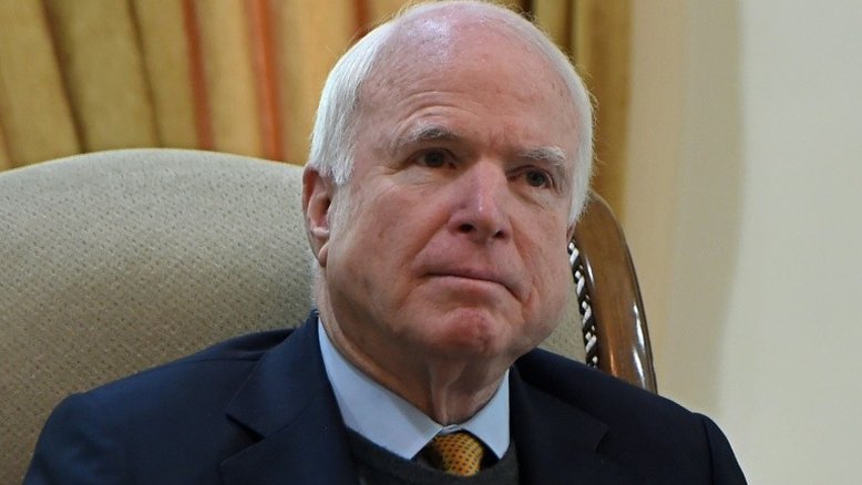Senador John McCain critica Trump por declarações contra família de militar muçulmano