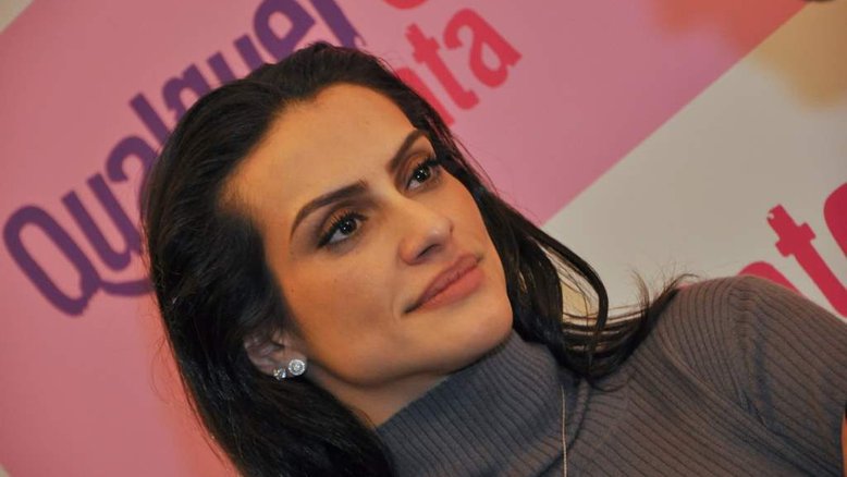 Cleo Pires radicaliza no corte de cabelo e faz doação para ONG