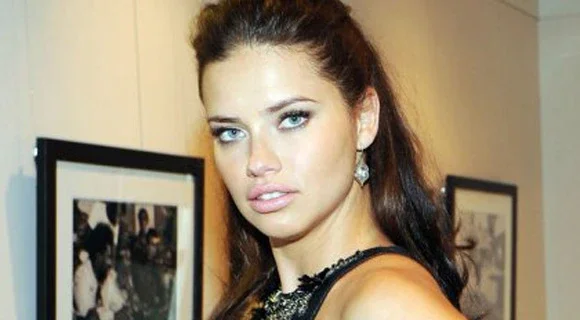 Adriana Lima dá à luz