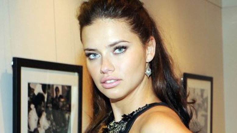Adriana Lima dá à luz