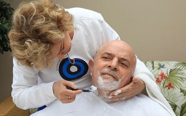 Lula sem barba, cabelo e só bigode