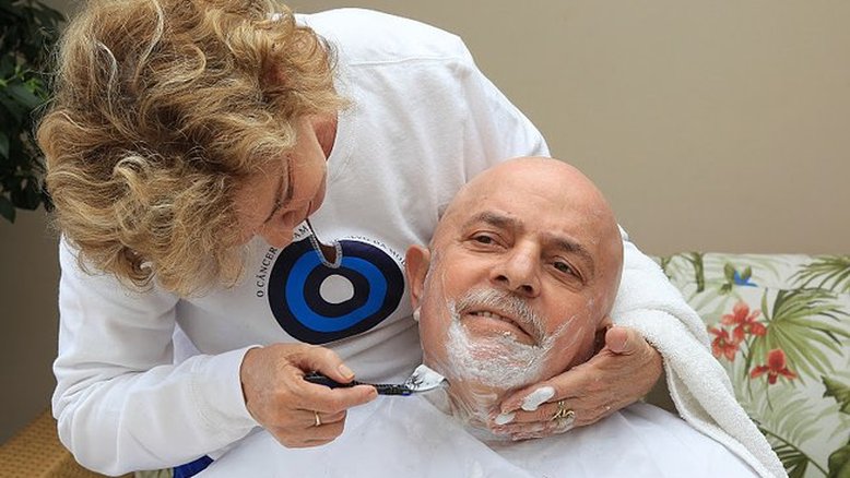 Lula sem barba, cabelo e só bigode