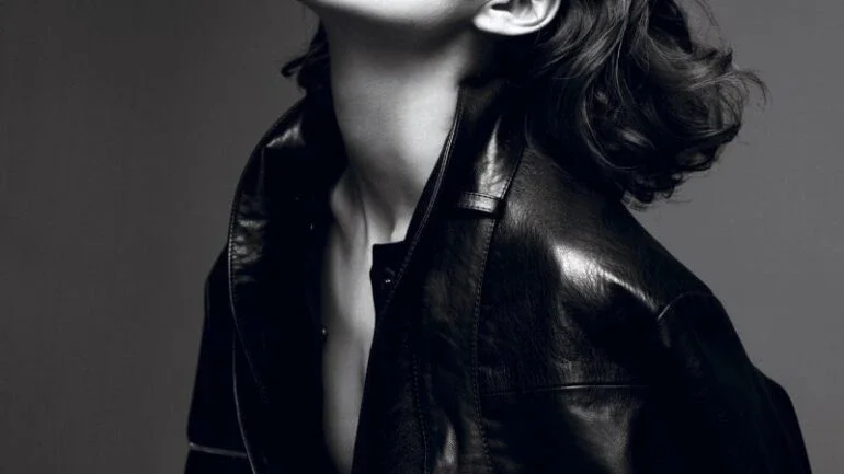 Keira Knightley em preto e branco
