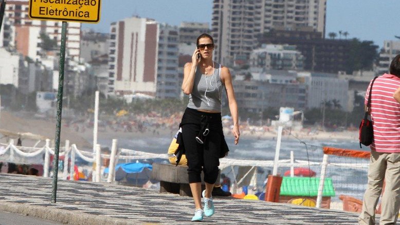 Luana Piovani se alongando