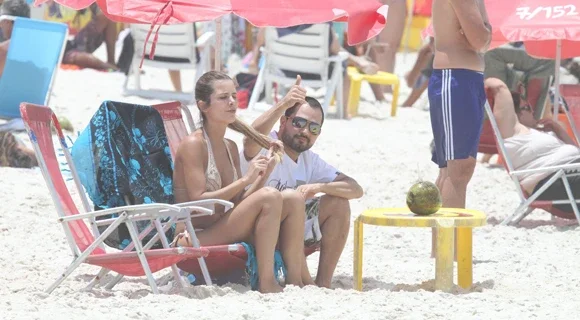 Luciano na praia com a mulher