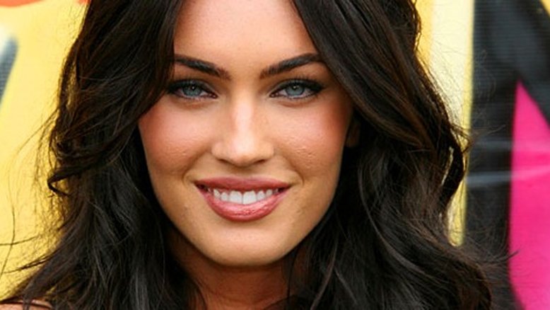 Megan Fox revela sofrer de dismorfia corporal: 'A jornada de me amar será eterna'