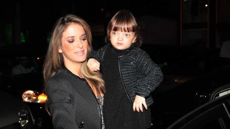 Ticiane Pinheiro corta cabelo de filha que dispara: "cortou muito!"