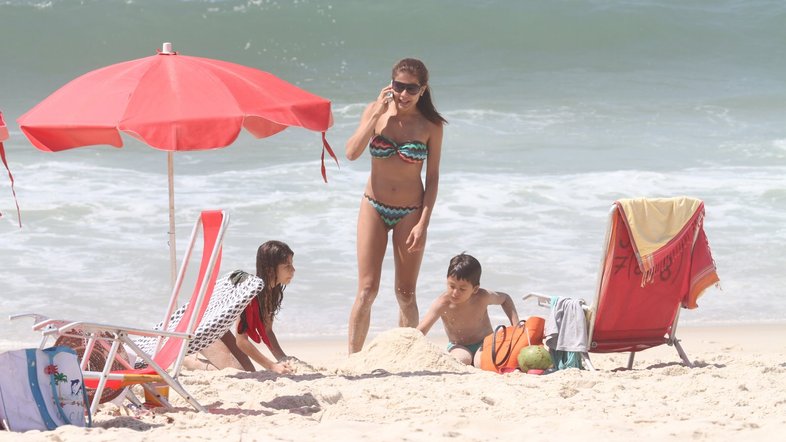 Nivea Stelmann na praia com Miguel