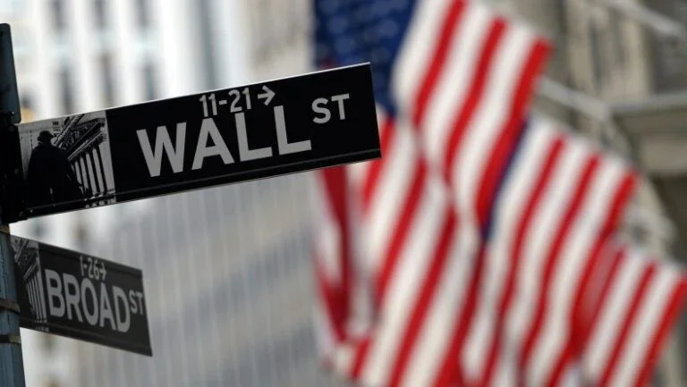 Wall Street fecha com Dow Jones e S&P 500 em baixa