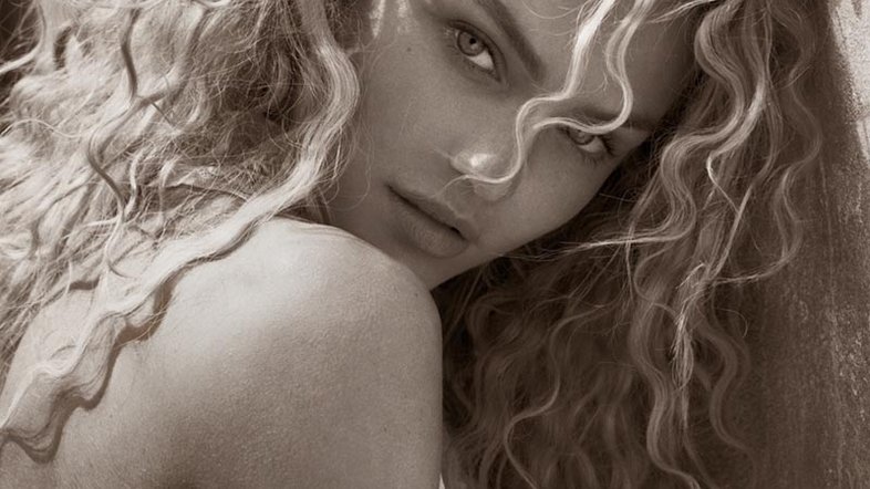 Candice Swanepoel ao natural