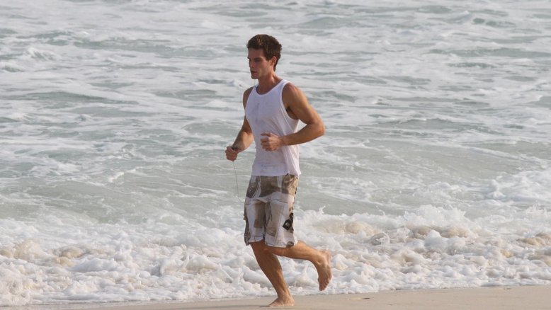 Jonatas Faro corre na praia