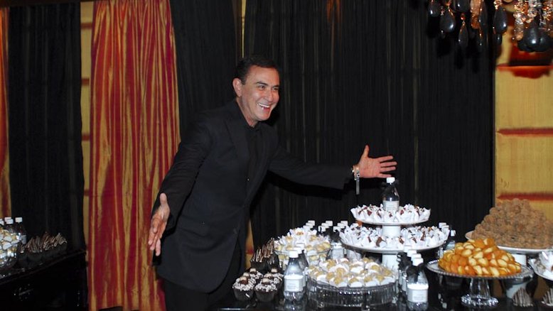 Festa em preto e branco para Karina Sato