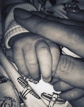 Mãozinha do pequeno Noah