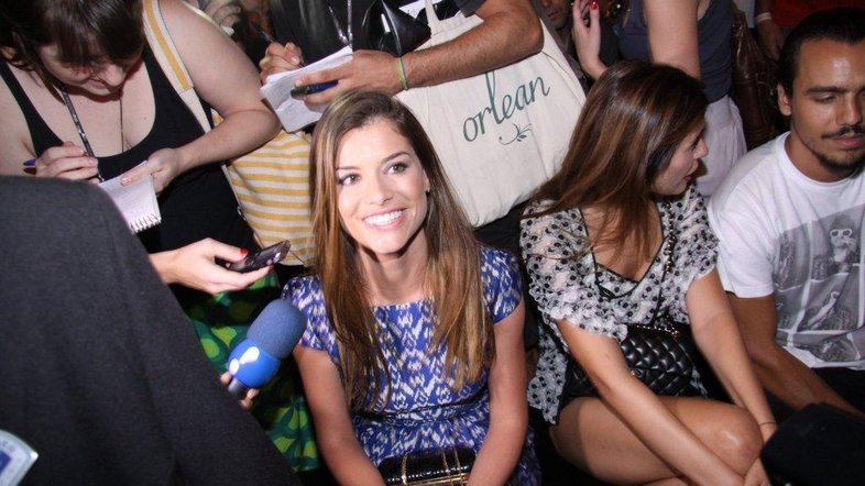 Alinne Moraes na fila A
