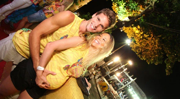Danielle Winits e Jonatas Faro no Recife