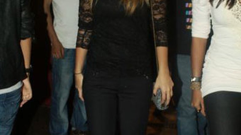 Sthefany Brito na boate Nuth