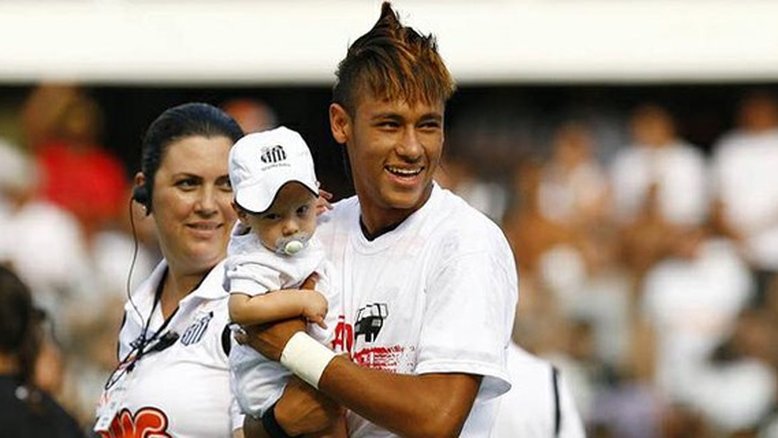 Neymar leva o filho em jogo