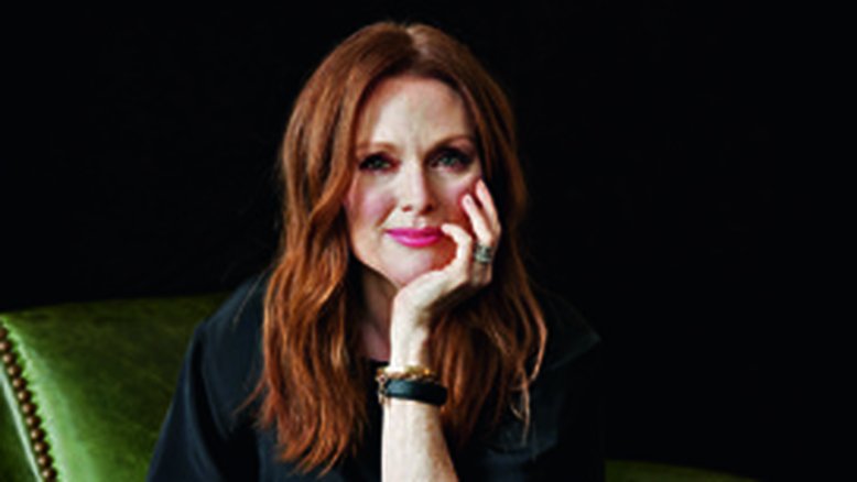 Julianne Moore encontra desconhecida bêbada dormindo em seu sofá e se muda