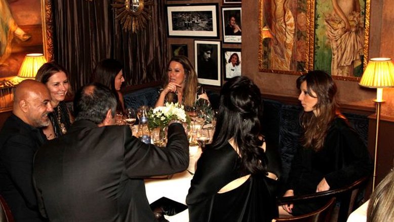 Adriana Degreas oferece jantar em Paris