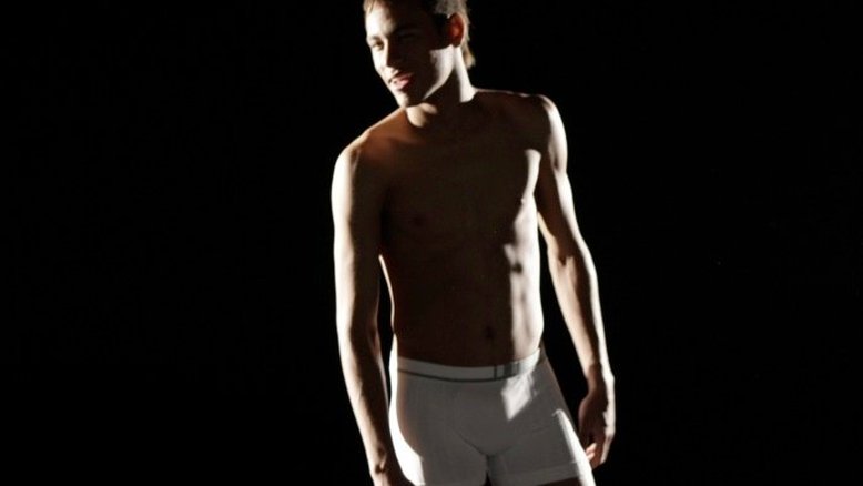 Neymar só de cueca e meia