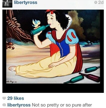 Liberty Ross posta imagem contra Kristen