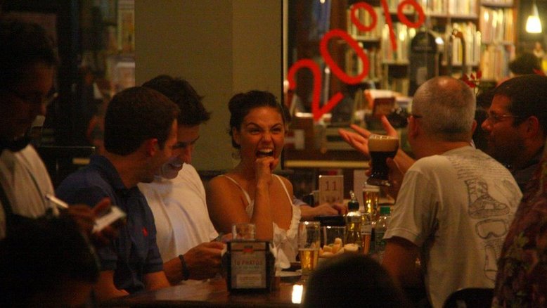 Isis Valverde em happy hour