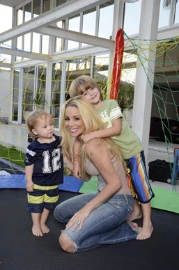 Veja fotos de Danielle Winits com os filhos