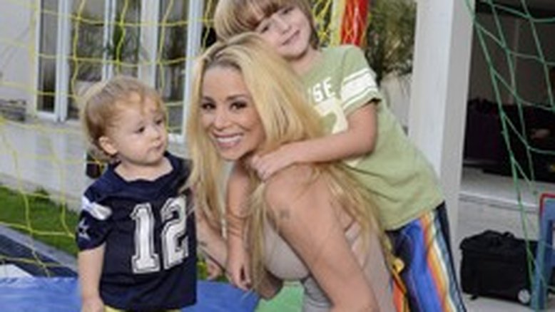 Veja fotos de Danielle Winits com os filhos