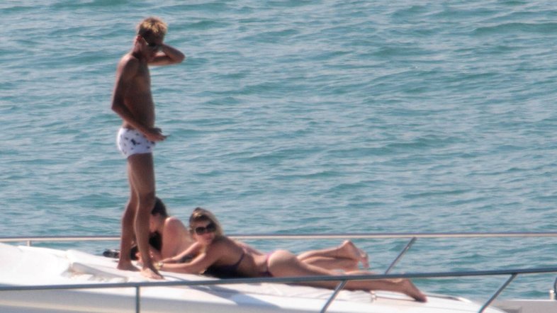 Neymar curte praia no Guarujá