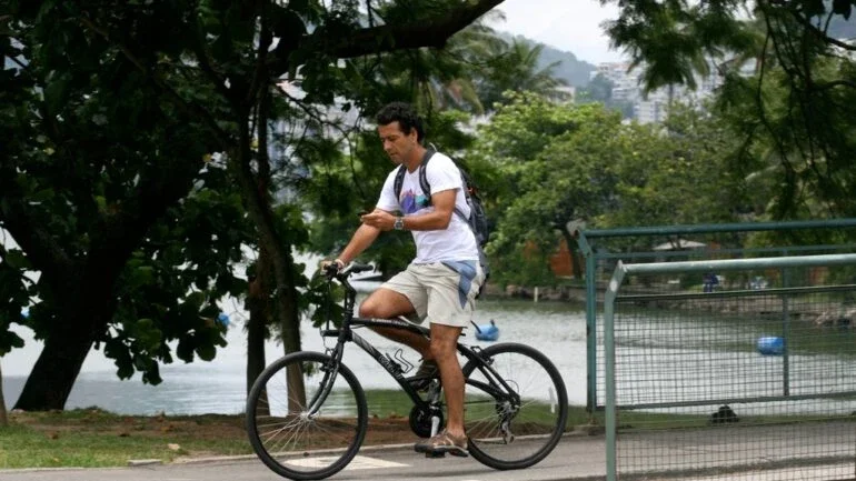 Marcos Palmeira pedala no Rio