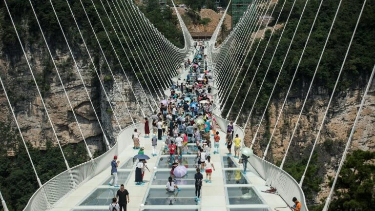 China inaugura a ponte de vidro mais longa e mais alta do mundo