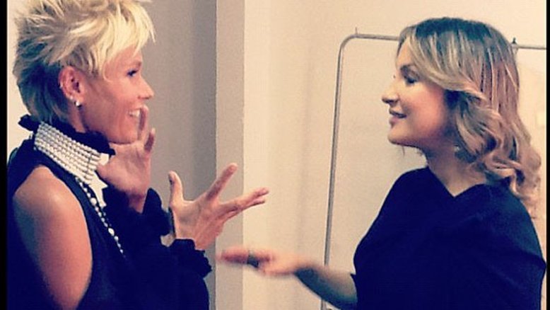 Claudia Leitte e Xuxa nos bastidores