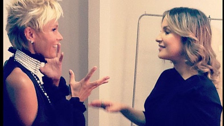 Claudia Leitte e Xuxa nos bastidores