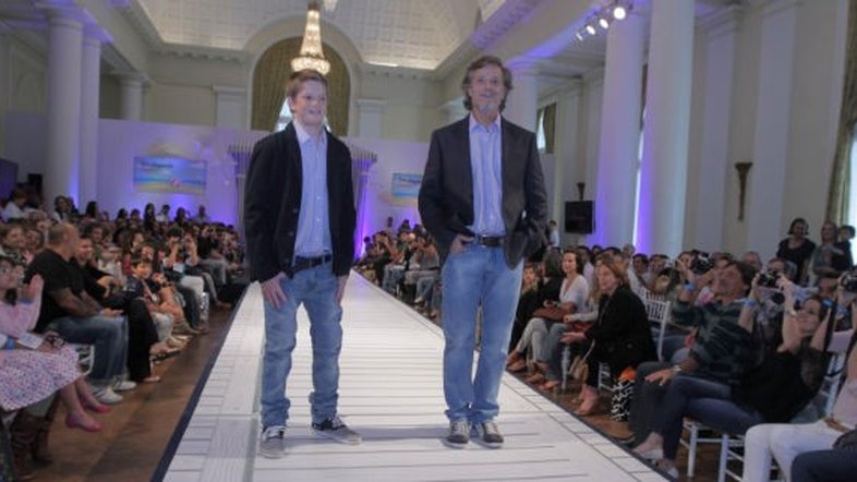 Marcello Novaes desfila com o filho