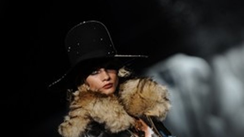 Milão: a garota mineradora da DSquared2