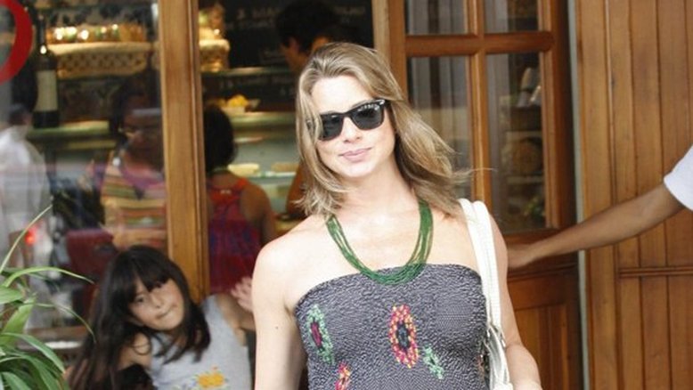 Letícia Spiller leva Stella para casa