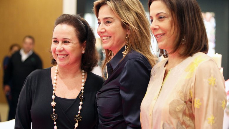 Cleo Pires e Gloria Maria em inauguração