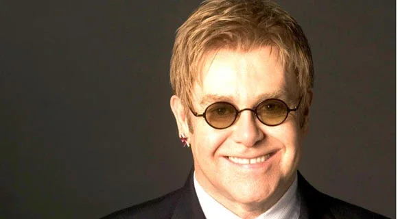 Elton John é papai!